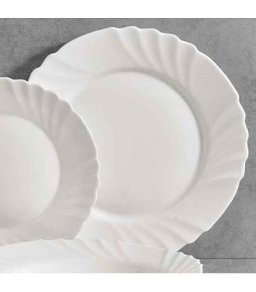 Set of 18 plates