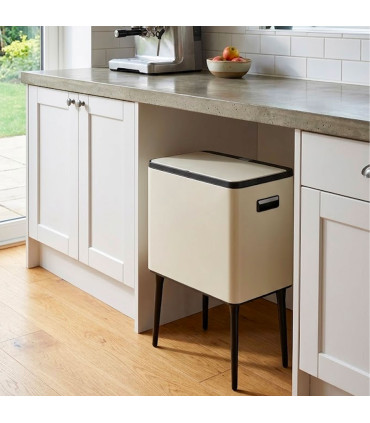 Poubelle de cuisine sur pied design en métal blanc crème 35L